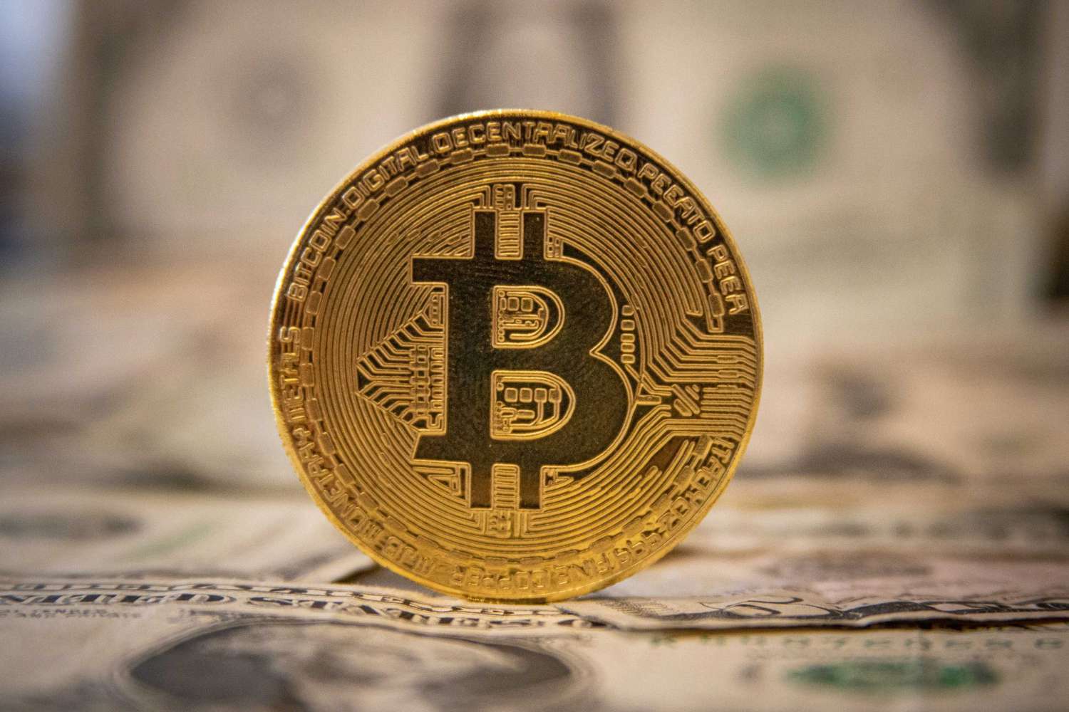 Precio del Bitcoin alcanza máximo de 2 meses al alza